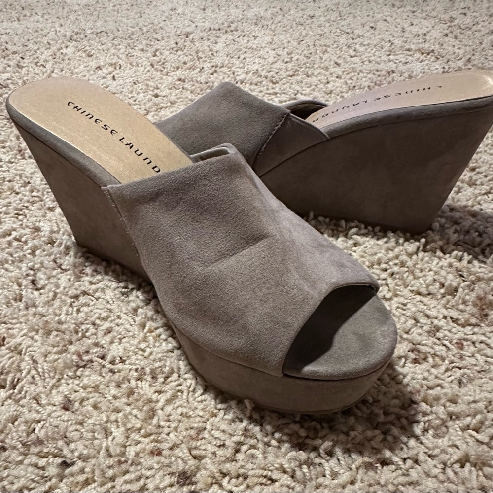Chinese Laundry Tan Wedge Shoes Peep-Toe